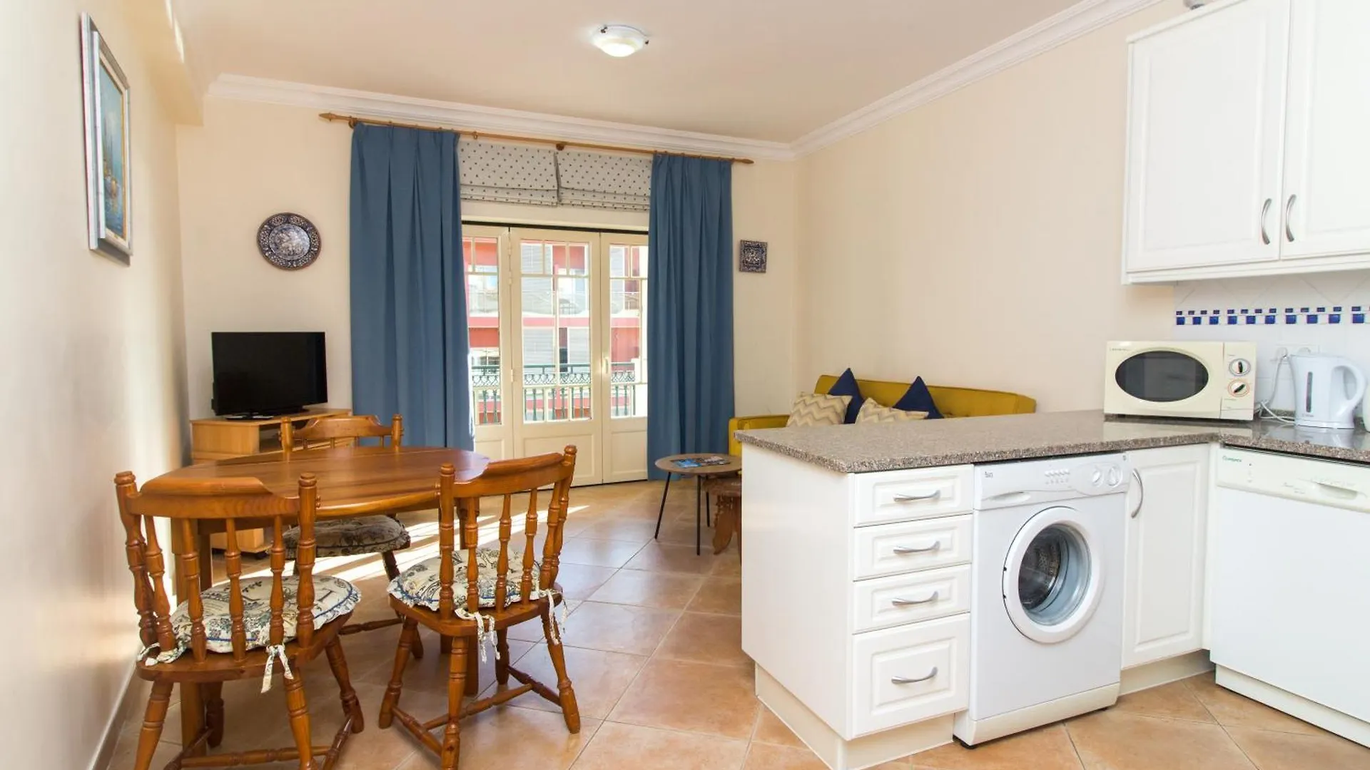 Oura Sunrise III Apartment - Sea View & Oura Beach & Top Location Albufeira 0*,  Portogallo